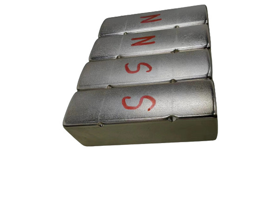কেনা Ni-Cu-Ni লেপ N52 65x20.5x20 বাঁকা পৃষ্ঠের উপর মেরুদণ্ডীয়তা রেডিয়াম পক্ষের সামান্য রিসেস সহ শক্তিশালী চৌম্বক ক্ষেত্র MGOe online manufacture